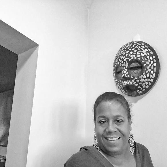 Meet your Posher, Carlotta - Picture 1 of 1